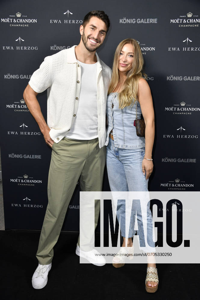 Dennis Gries und Katja Geretschuchin bei der Ewa Herzog Fashion Show auf der Berlin Fashion Week S S 2025 in der König Galerie. Berlin