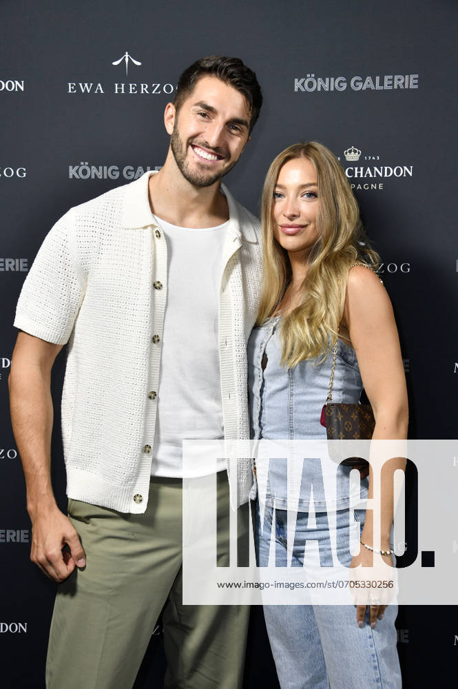 Dennis Gries und Katja Geretschuchin bei der Ewa Herzog Fashion Show auf der Berlin Fashion Week S S 2025 in der König Galerie. Berlin