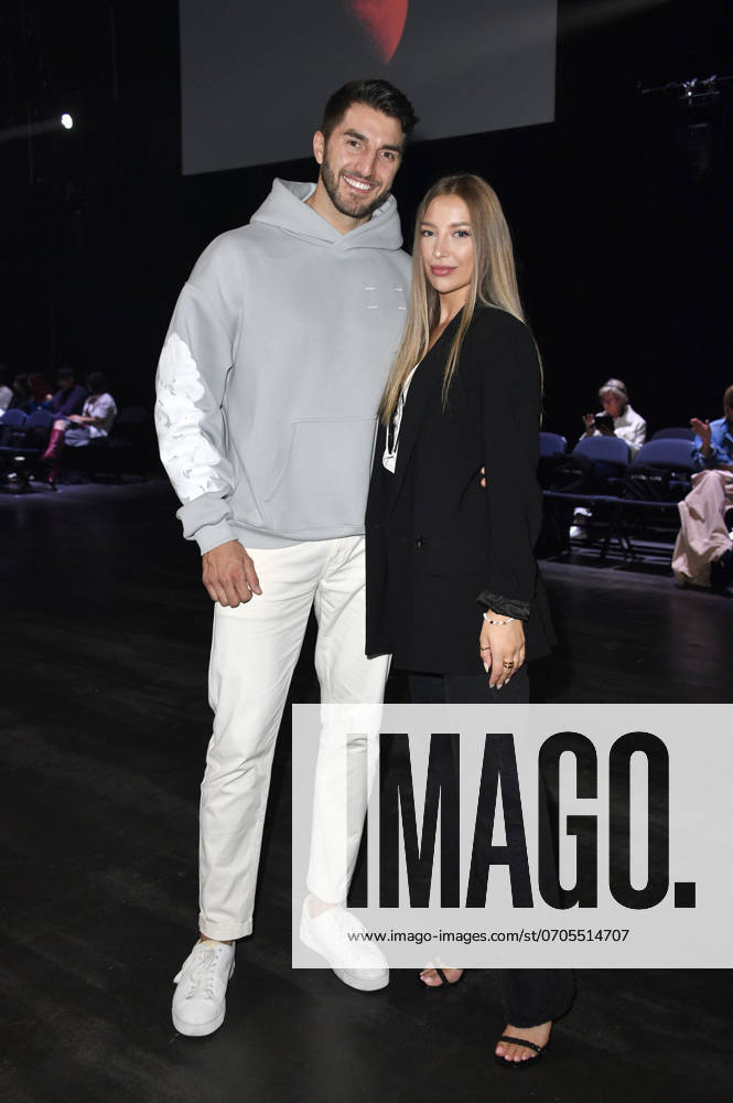 Dennis Gries und Katja Geretschuchin bei der Rebekka Ruetz Fashion Show Black Sun auf der Berlin Fashion Week S S 2025 in der Uber Eats Music Hall. Berlin
