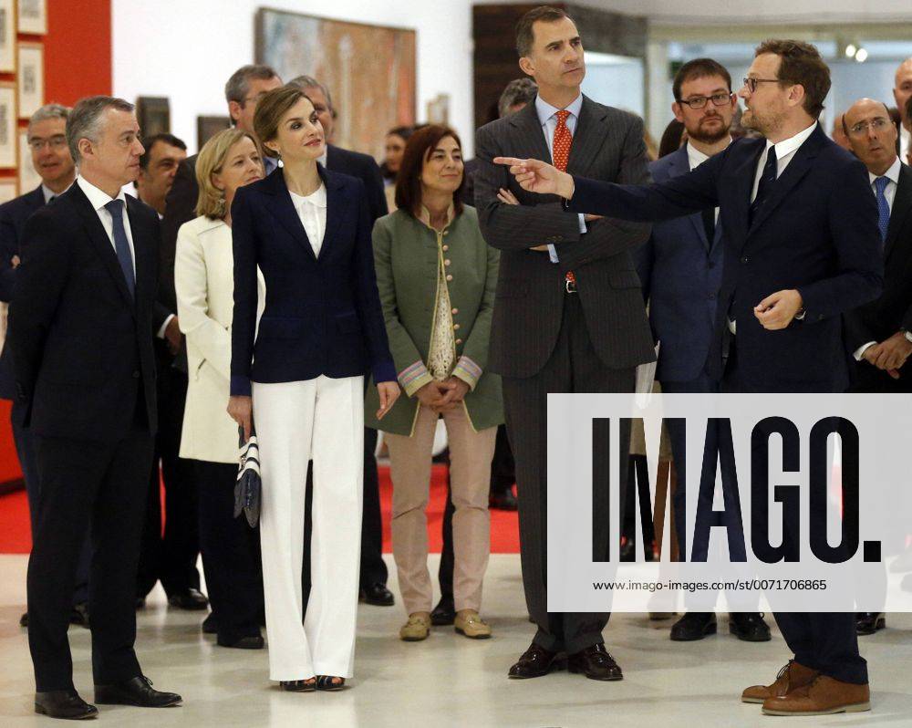 Spain s King Felipe VI (C-R) and Queen Letizia (C-L) attend the inauguration of the Peace Treaty exhibition at the San Telmo Museum in San Sebastian, the Basque Country, northern Spain, 17 June 2016. The exhibition is one of the events organised as part of the project Peace Treaty that comprises exhibitions, conferences and other events about the representation of peace in the history of art, culture and law. The project Peace Treaty programme is one of the most larges projects within the San Sebastian European Capital of Culture 2016 schedule. Spanish royal couple inaugurate the Pace Treaty exhibition within San Sebastian European Capital of Culture 2016 !ACHTUNG: NUR REDAKTIONELLE NUTZUNG! GRA147 20160617-636017728631527054