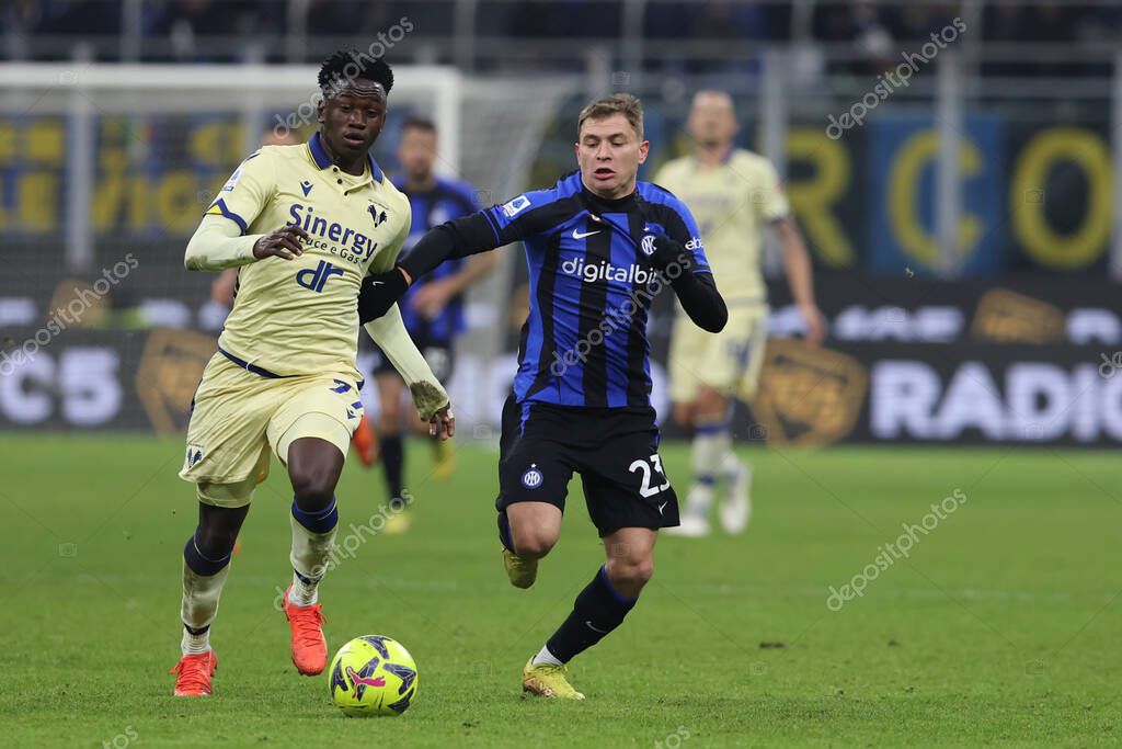 Nicolo Barella of FC Internazionale competes for the ball with Sulemana of Hellas Verona FC during Serie A 2022/23 football match between FC Internazionale and Hellas Verona FC at Giuseppe Meazza Stadium, Milan, Italy on January 14, 2023 - Credit: Fa