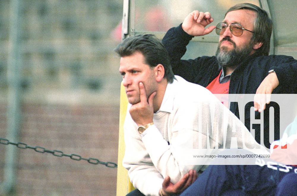 Trainer Hans Dieter Schmidt (re.) und Co Trainer Frank Pagelsdorf (beide Hannover). 2. BL Saison 1990 1991 Hannover 96 gegen SV Waldhof Mannheim 0:5 am 05.10.1990 im Niedersachsenstadion.