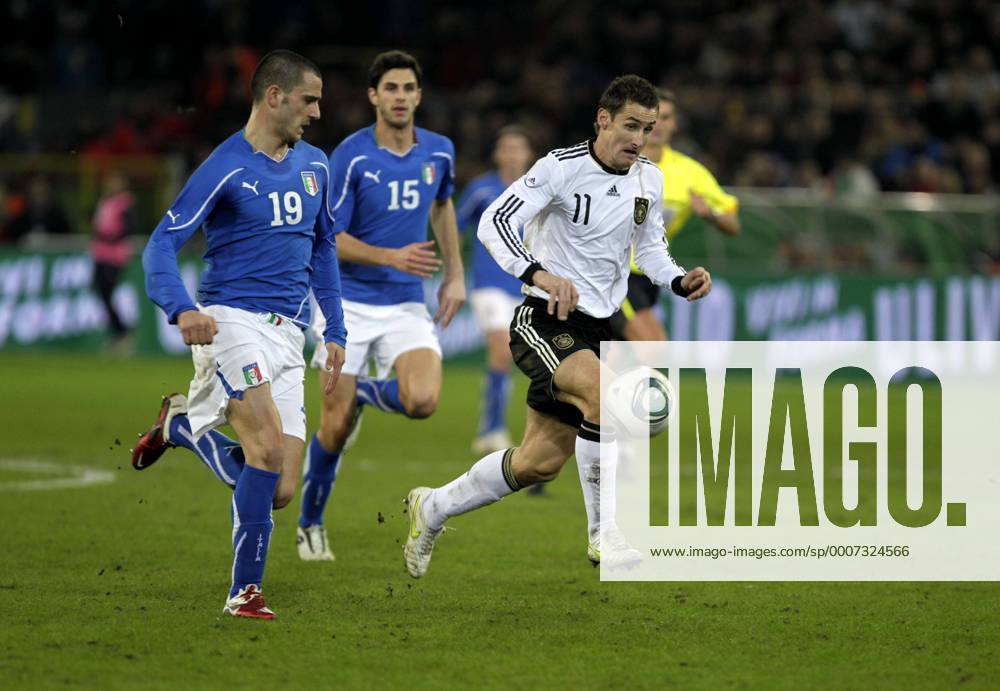 Fußball-Nationalmannschaft Freundschaftsspiel Deutschland (weiß)-Italien (blau) 1-1 am 09.02.2011 im Signal-Iduna Park in Dortmund.Leonardo Bonucci (ITA) und Miroslav Klose (re.).