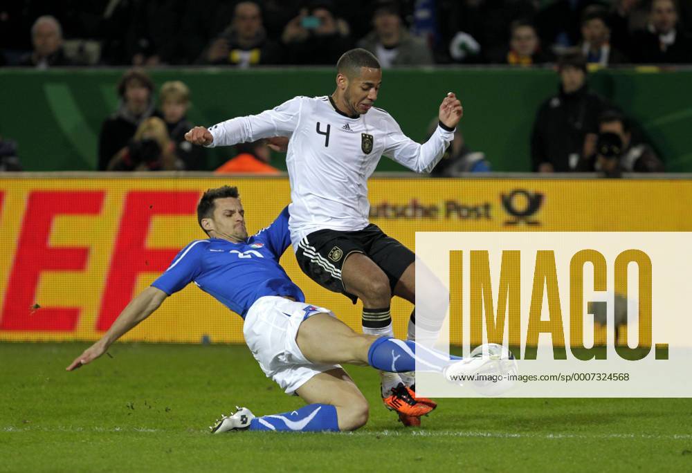 Fußball-Nationalmannschaft Freundschaftsspiel Deutschland (weiß)-Italien (blau) 1-1 am 09.02.2011 im Signal-Iduna Park in Dortmund.Christian Maggio(li.) und Dennis Aogo (re.).