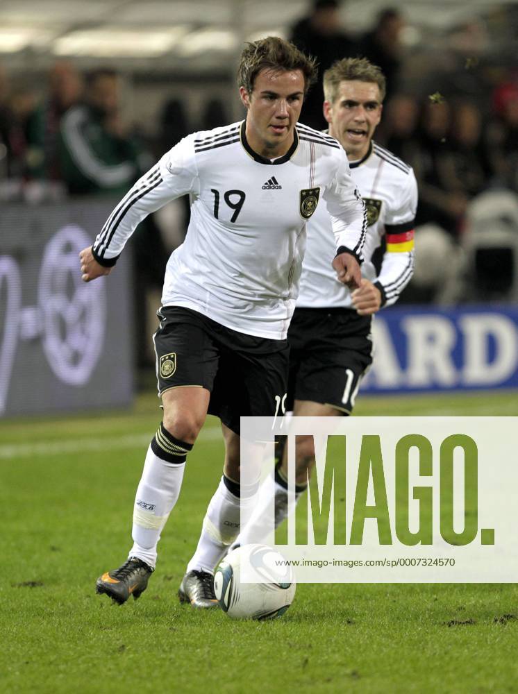 Fußball-Nationalmannschaft Freundschaftsspiel Deutschland (weiß)-Italien (blau) 1-1 am 09.02.2011 im Signal-Iduna Park in Dortmund.Mario Götze vor Philipp Lahm -GER .
