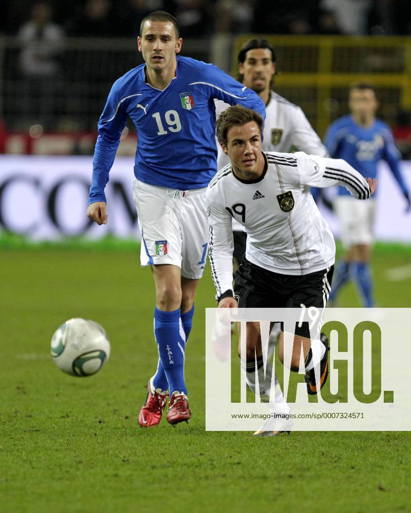 Fußball-Nationalmannschaft Freundschaftsspiel Deutschland (weiß)-Italien (blau) 1-1 am 09.02.2011 im Signal-Iduna Park in Dortmund.Mario Götze (GER, R) und Leonardo Bonucci (ITA ).