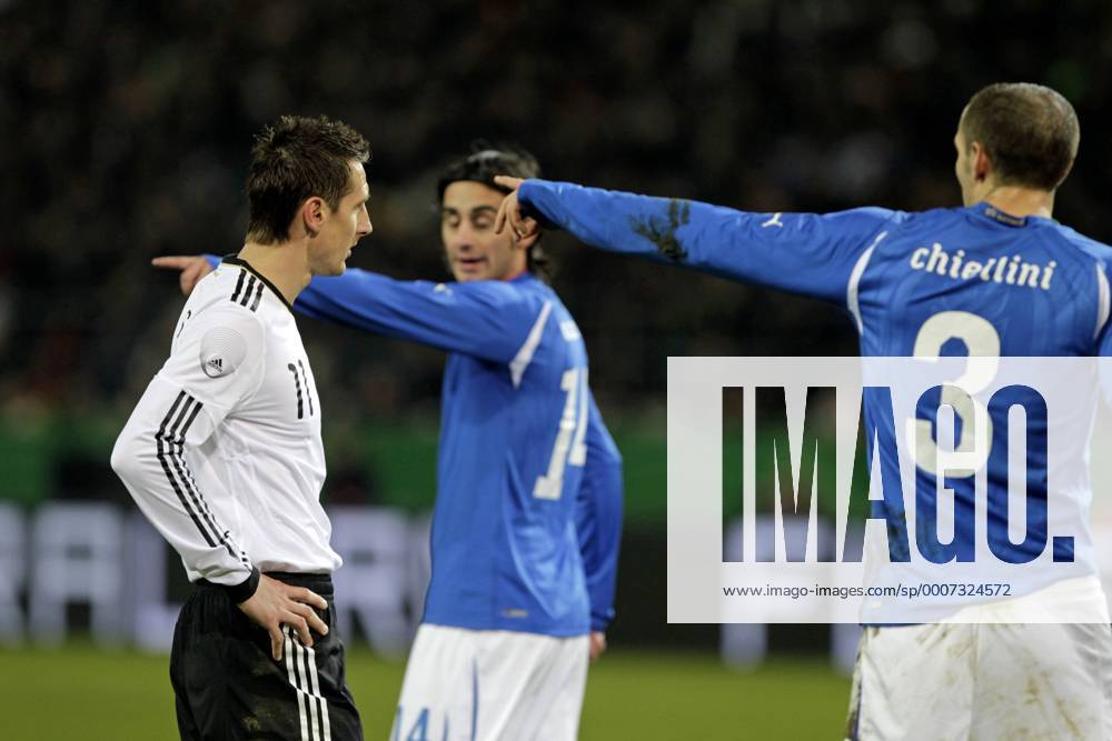 Fußball-Nationalmannschaft Freundschaftsspiel Deutschland (weiß)-Italien (blau) 1-1 am 09.02.2011 im Signal-Iduna Park in Dortmund.Miroslav Klose (GER) , Alberto Aquilani und Giorgio Chiellini (beide ITA, v.li.n.re.).