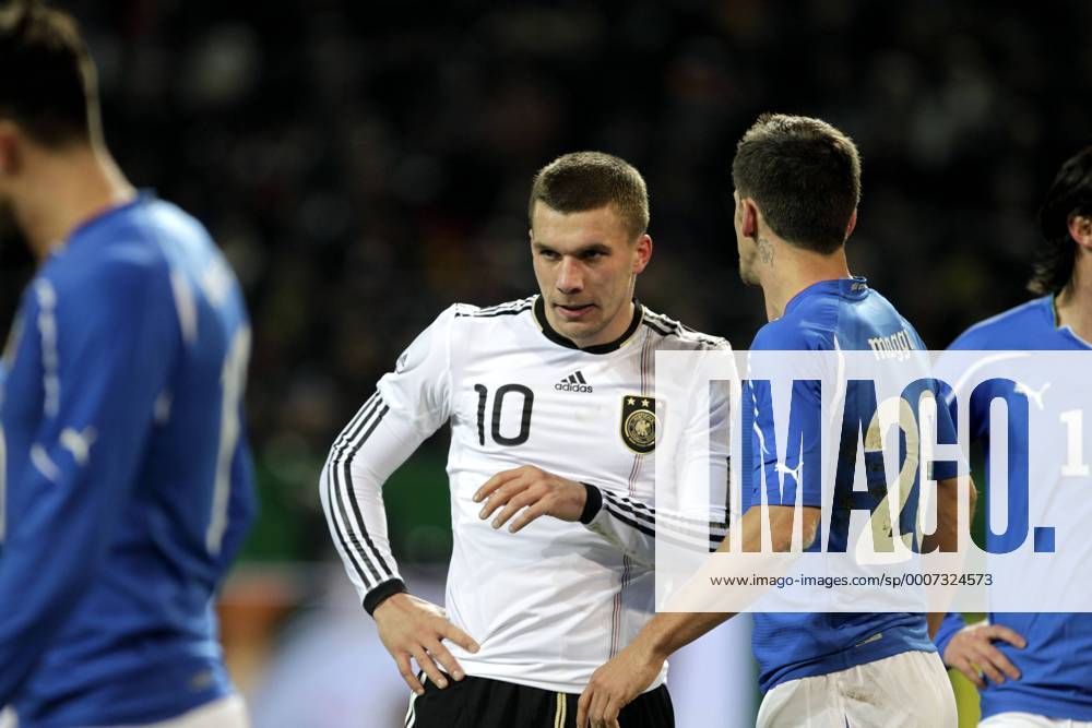 Fußball-Nationalmannschaft Freundschaftsspiel Deutschland (weiß)-Italien (blau) 1-1 am 09.02.2011 im Signal-Iduna Park in Dortmund.Lukas Podolski (GER, C).