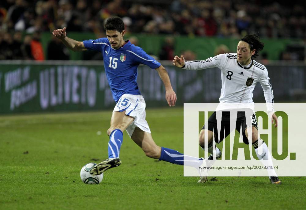 Fußball-Nationalmannschaft Freundschaftsspiel Deutschland (weiß)-Italien (blau) 1-1 am 09.02.2011 im Signal-Iduna Park in Dortmund.Andrea Ranocchia (li.) und Mesut Özil.