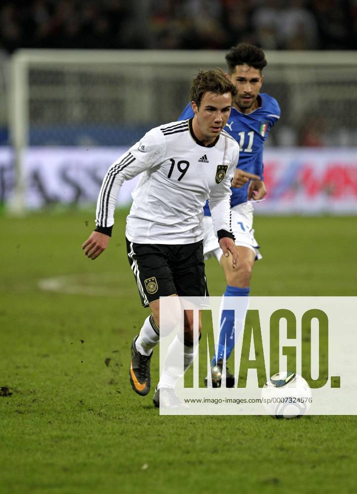 Fußball-Nationalmannschaft Freundschaftsspiel Deutschland (weiß)-Italien (blau) 1-1 am 09.02.2011 im Signal-Iduna Park in Dortmund.Mario Götze -GER .