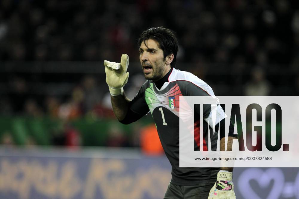 Fußball-Nationalmannschaft Freundschaftsspiel Deutschland (weiß)-Italien (blau) 1-1 am 09.02.2011 im Signal-Iduna Park in Dortmund.Gianluca Buffon (ITA)).