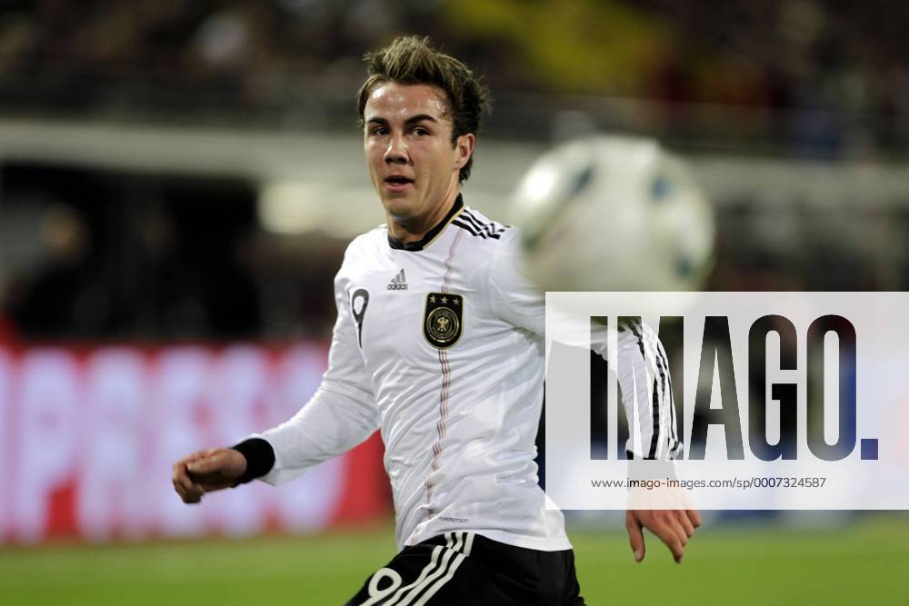 Fußball-Nationalmannschaft Freundschaftsspiel Deutschland (weiß)-Italien (blau) 1-1 am 09.02.2011 im Signal-Iduna Park in Dortmund.Mario Götze -GER .
