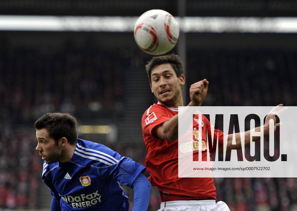 Fussball-Bundesliga 13.3.2011 1. FSV Mainz 05 - Bayer Leverkusen 0:1 Malik Fathi (re,MZ) springt höher als Gonzalo Castro (LEV). Fussball - Bundesliga