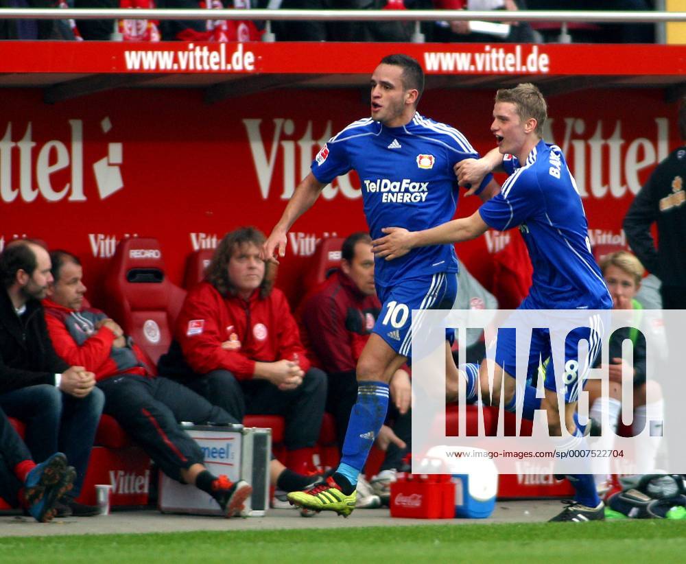 Fussball-Bundesliga 13.3.2011 1. FSV Mainz 05 - Bayer Leverkusen 0:1 Der Schütze des einzigen Tores Renato Augusto (li) jubelt, verfolgt von Lars Bender. Fussball - Bundesliga