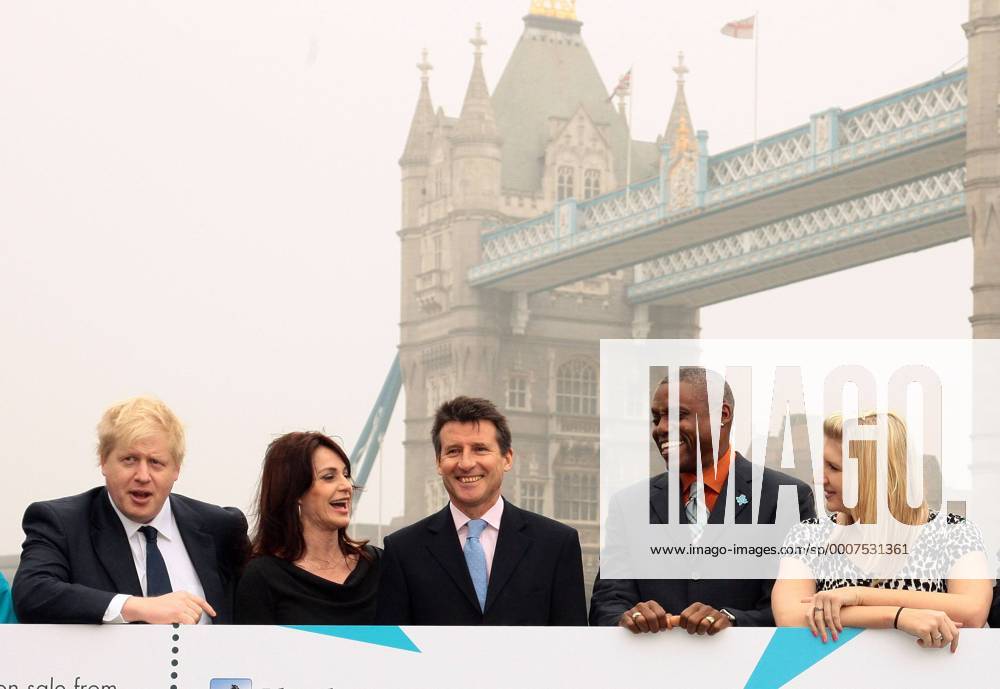 L-R - London Mayor Boris Johnson, LOCOG president Sebastian Coe (both GBR), Nadia Comaneci (Romania), Carl Lewis (USA), Rebecca Adlington (GBR) pose at a photocall to launch the London 2012 Olympics tickets going on sale today at City Hall, London - LON2011031513 o0 Verkauf Ticket Karten Eintrittskarten