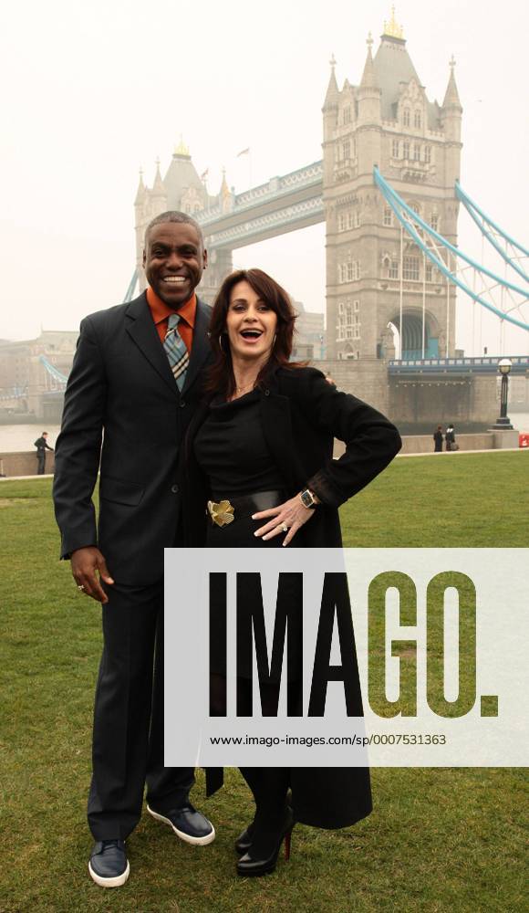 Carl Lewis (USA) poses with Romanian Nadia Comaneci at a photocall to launch the London 2012 Olympics tickets going on sale today at City Hall, London - LON2011031501 o0 Verkauf Ticket Karten Eintrittskarten
