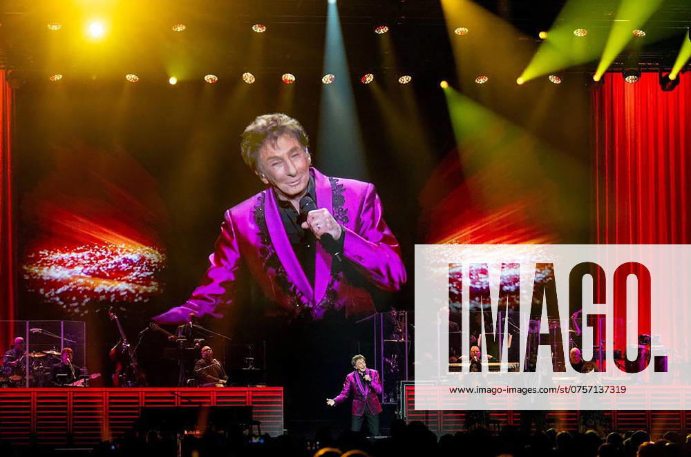 Barry Manilow performs on stage at the T-Mobile Center during a stop in Kansas City as part of The Last Concerts Tour on Sunday, Aug. 25, 2024. - ZUMAm67_ 20240826_zaf_m67_005