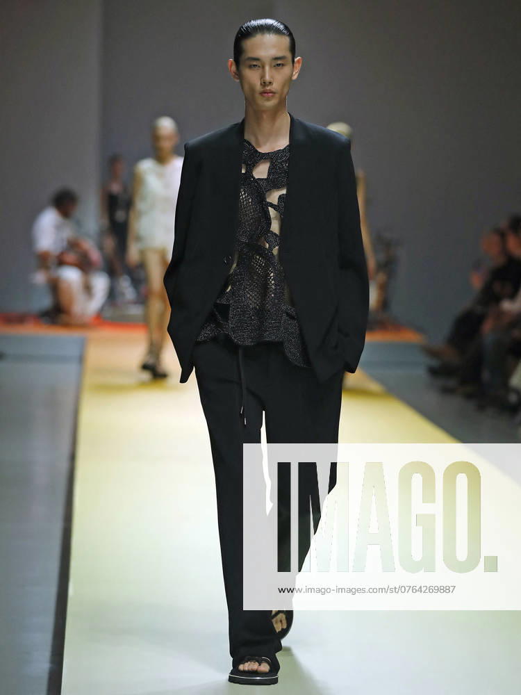 PFW - CFCL Runway A model walks the runway during the CFCL Womenswear Spring-Summer 2025 show as part of Paris Fashion Week on September 23, 2024 in Paris, France. Photo by Alain-Gil Gonzalez ABACAPRESS.COM Paris France