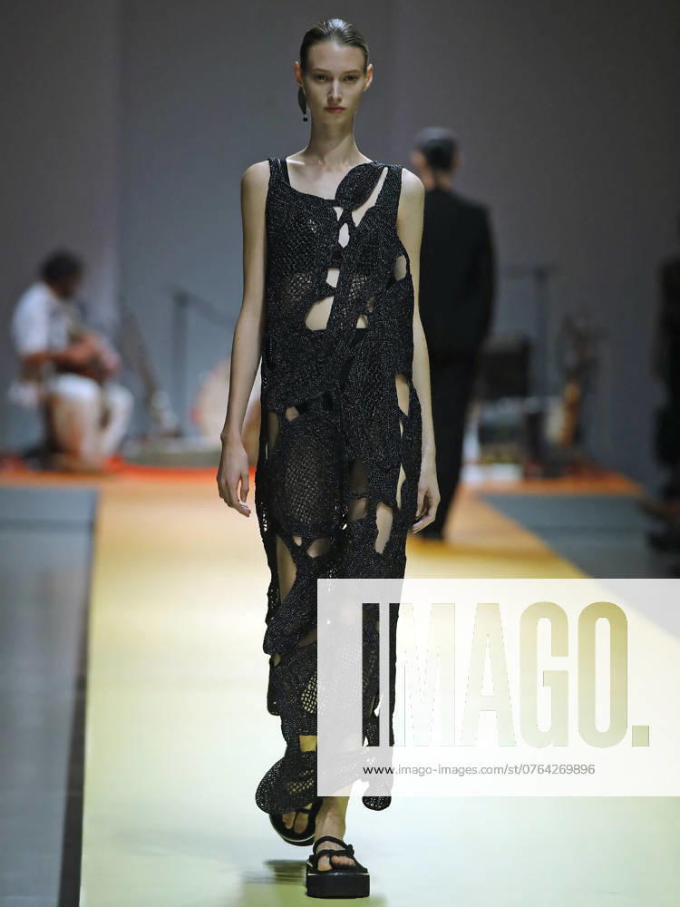 PFW - CFCL Runway A model walks the runway during the CFCL Womenswear Spring-Summer 2025 show as part of Paris Fashion Week on September 23, 2024 in Paris, France. Photo by Alain-Gil Gonzalez ABACAPRESS.COM Paris France
