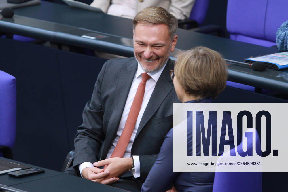 Berlin, Deutschland, 25.09.2024: Deutscher Bundestag: 187. Bundestagssitzung: Bundesminister der Finanzen Christian Lindner (FDP) und Franziska Brantner, Grüne, Parlamentarische Staatssekretärin beim Bundesminister für Wirtschaft und Klimaschutz, im Gespräch