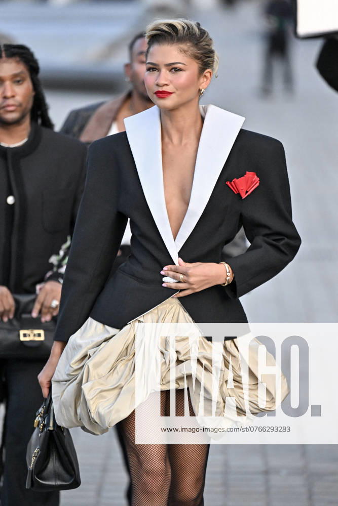 PFW Louis Vuitton Outside Arrivals Zendaya arriving at Louis Vuitton show during Paris Fashion Week in Paris, France on October 1, 2024. Photo by Julien Reynaud APS-Medias ABACAPRESS.COM Paris France