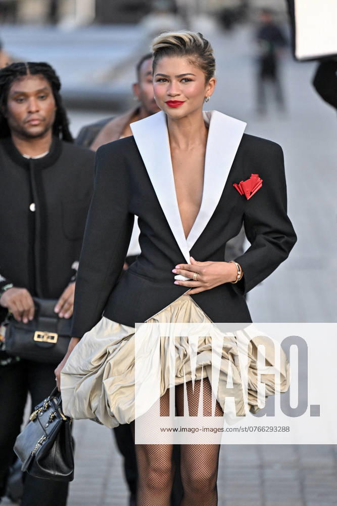 PFW Louis Vuitton Outside Arrivals Zendaya arriving at Louis Vuitton show during Paris Fashion Week in Paris, France on October 1, 2024. Photo by Julien Reynaud APS-Medias ABACAPRESS.COM Paris France
