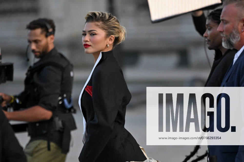 PFW Louis Vuitton Outside Arrivals Zendaya arriving at Louis Vuitton show during Paris Fashion Week in Paris, France on October 1, 2024. Photo by Julien Reynaud APS-Medias ABACAPRESS.COM Paris France
