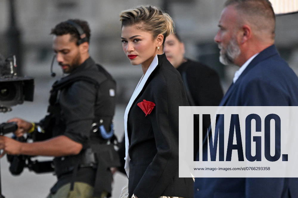 PFW Louis Vuitton Outside Arrivals Zendaya arriving at Louis Vuitton show during Paris Fashion Week in Paris, France on October 1, 2024. Photo by Julien Reynaud APS-Medias ABACAPRESS.COM Paris France