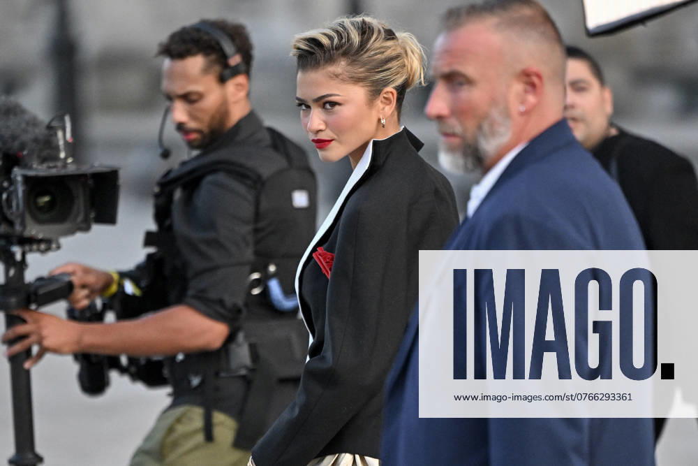PFW Louis Vuitton Outside Arrivals Zendaya arriving at Louis Vuitton show during Paris Fashion Week in Paris, France on October 1, 2024. Photo by Julien Reynaud APS-Medias ABACAPRESS.COM Paris France