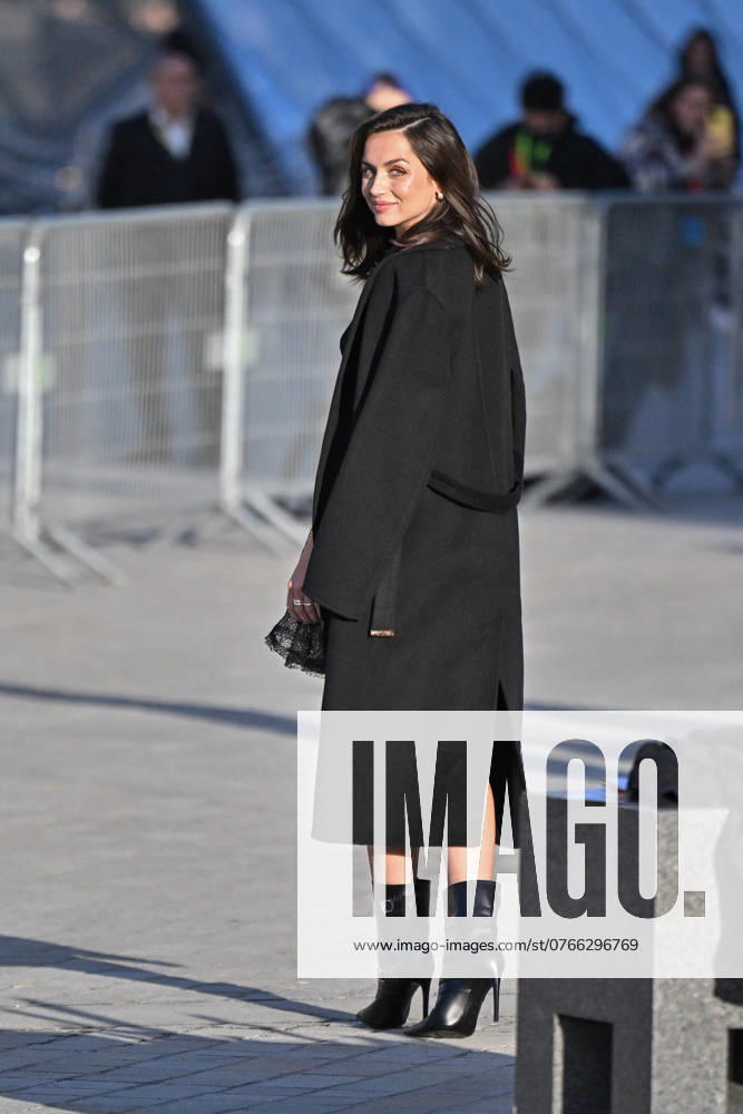 PFW Louis Vuitton Outside Arrivals Ana de Armas arriving at Louis Vuitton show during Paris Fashion Week in Paris, France on October 1, 2024. Photo by Julien Reynaud APS-Medias ABACAPRESS.COM Paris France
