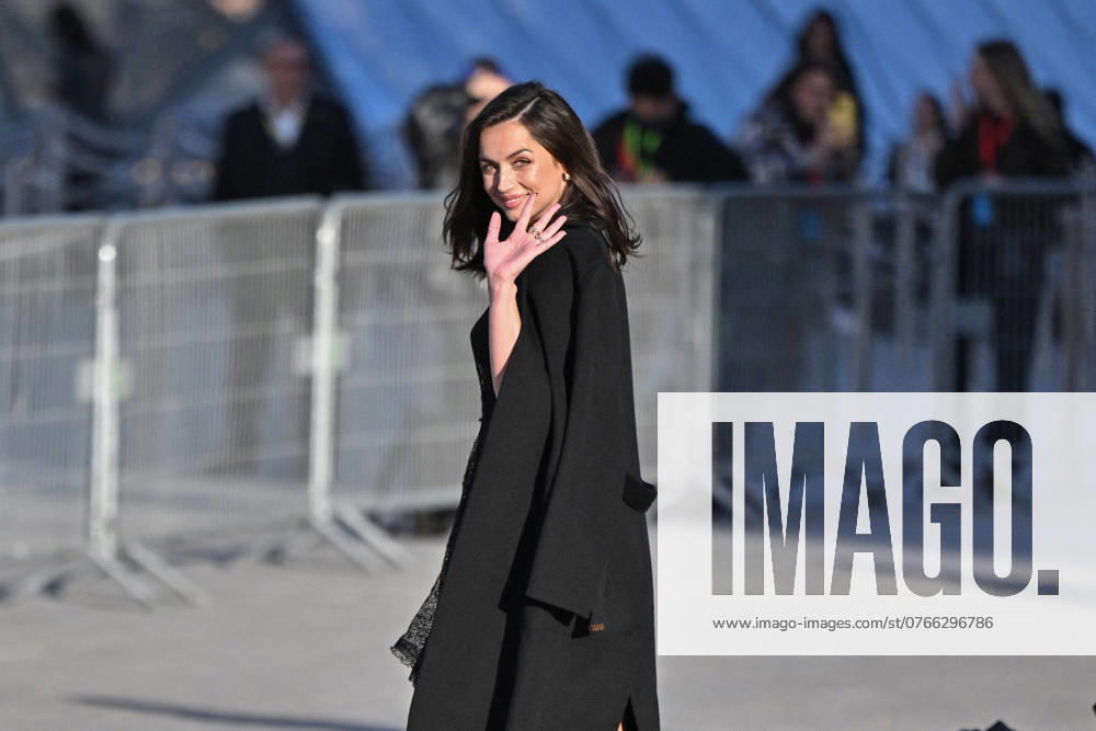 PFW Louis Vuitton Outside Arrivals Ana de Armas arriving at Louis Vuitton show during Paris Fashion Week in Paris, France on October 1, 2024. Photo by Julien Reynaud APS-Medias ABACAPRESS.COM Paris France