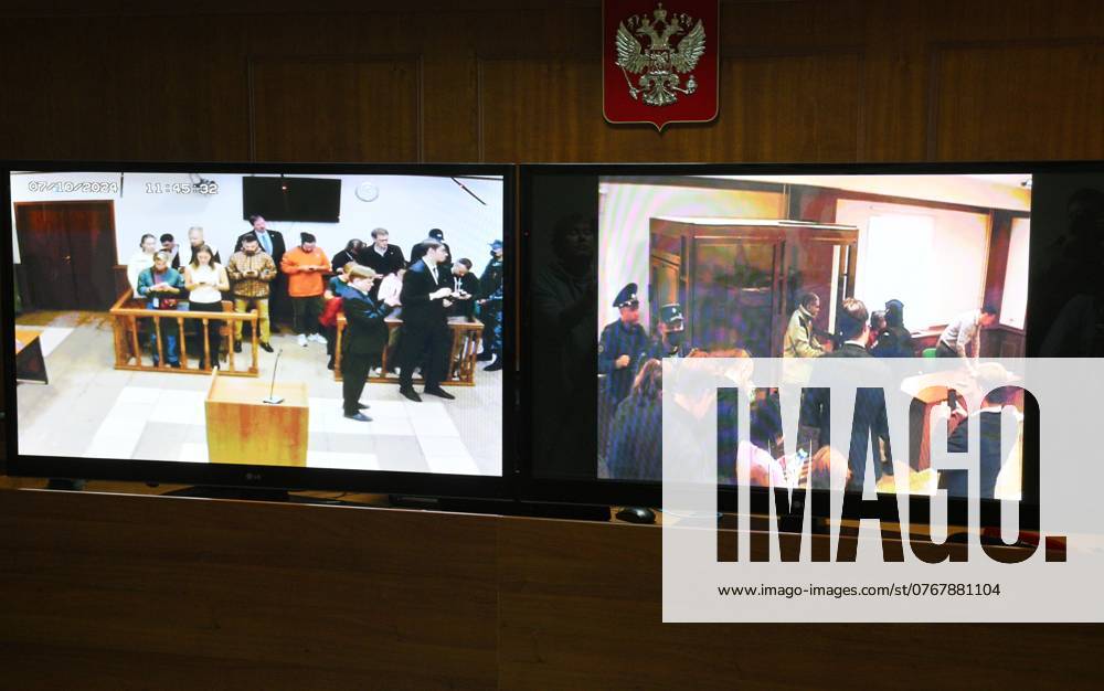 Russland, Stephen Hubbard, Staatsbürger der USA, in Moskau vor Gericht Russia US Citizen Mercenary Trial 8780934 07.10.2024 Screens display the live broadcast of a verdict hearing of the Moscow City Court on US retiree Stephen Hubbard, 72, accused of fighting against Russia as a mercenary for Ukraine, appears on a screen in a court building in Moscow, Russia. The court on October 7 sentenced Hubbard to nearly seven years in prison. Kirill Zykov Sputnik Moscow Russia