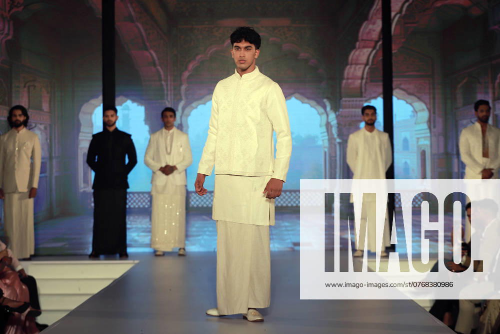 (241009) -- COLOMBO, Oct. 9, 2024 -- Models present creations during a fashion show featuring wedding dresses held in Colombo, Sri Lanka on Oct. 8, 2024. (Photo by Xinhua) SRI LANKA-COLOMBO-FASHION SHOW-WEDDING DRESSES AjithxPerera