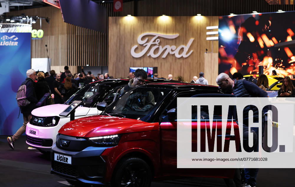(241014) -- PARIS, Oct. 14, 2024 -- People visit the 2024 Paris Motor Show in Paris, France, on Oct. 14, 2024. The 2024 Paris Motor Show kicked off here on Monday, which is expected to attract 500,000 visitors over its seven-day run. ) FRANCE-PARIS-AUTO SHOW GaoxJing