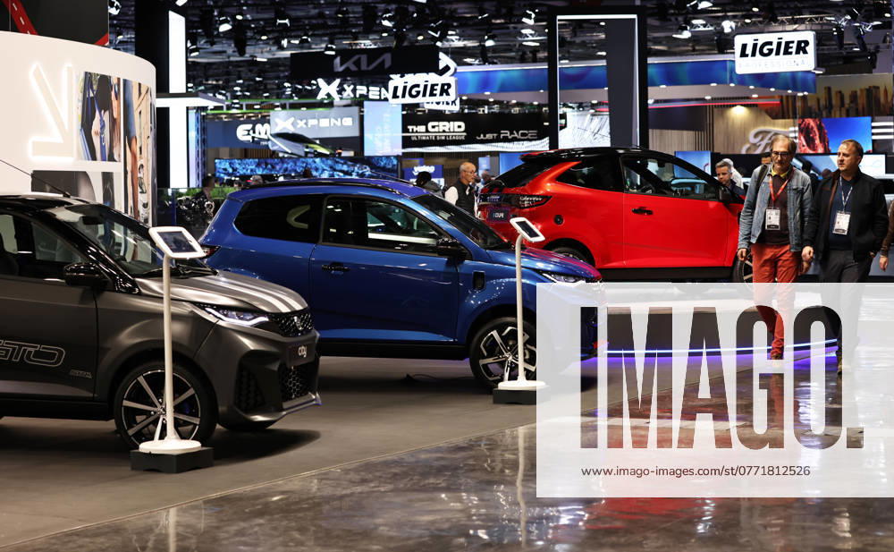 (241014) -- PARIS, Oct. 14, 2024 -- People visit the 2024 Paris Motor Show in Paris, France, on Oct. 14, 2024. The 2024 Paris Motor Show kicked off here on Monday, which is expected to attract 500,000 visitors over its seven-day run. ) FRANCE-PARIS-AUTO SHOW GaoxJing
