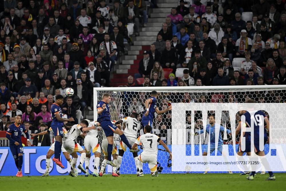 Strafraumszene, Torraumszene Kopfballduell Zweikampf Aktion Denzel Dumfries NED (22) gegen Torwart Oliver Baumann GER (01) UEFA Nations League Länderspiel Deutschland gegen Niederlande, Allianz Arena, München, Bayern, Deutschland, Europa Penalty area scene, goal area scene header duel duel action Denzel Dumfries NED (22) against goalkeeper Oliver Baumann GER (01) UEFA Nations League international match Germany v Netherlands, Allianz Arena, Munich, Bavaria, Germany, Europe