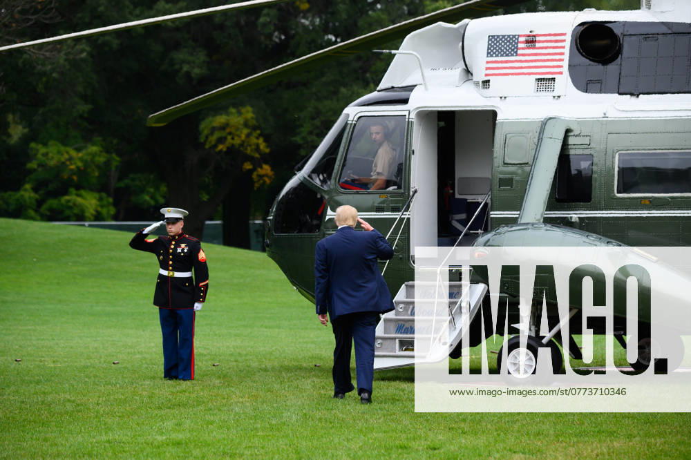 President Donald Trump Speaks to Members of the Media United States President Donald J. Trump salutes the Marine Guard as he boards Marine One on South Lawn of the White House in Washington, D.C., U.S., on Thursday, September 24, 2020. Credit: Erin Scott Pool via CNP AdMedia Washington District of Columbia United States of America