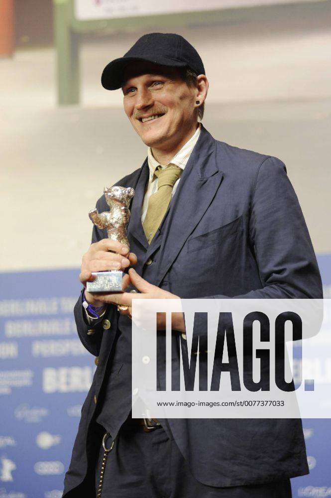 Schauspieler Georg Friedrich mit dem Silbernen Bären als bester Darsteller in dem Film HELLE NÄCHTE während der Pressekonferenz der Preisträger der 67. Berlinale snapshot-photography K.M.Krause