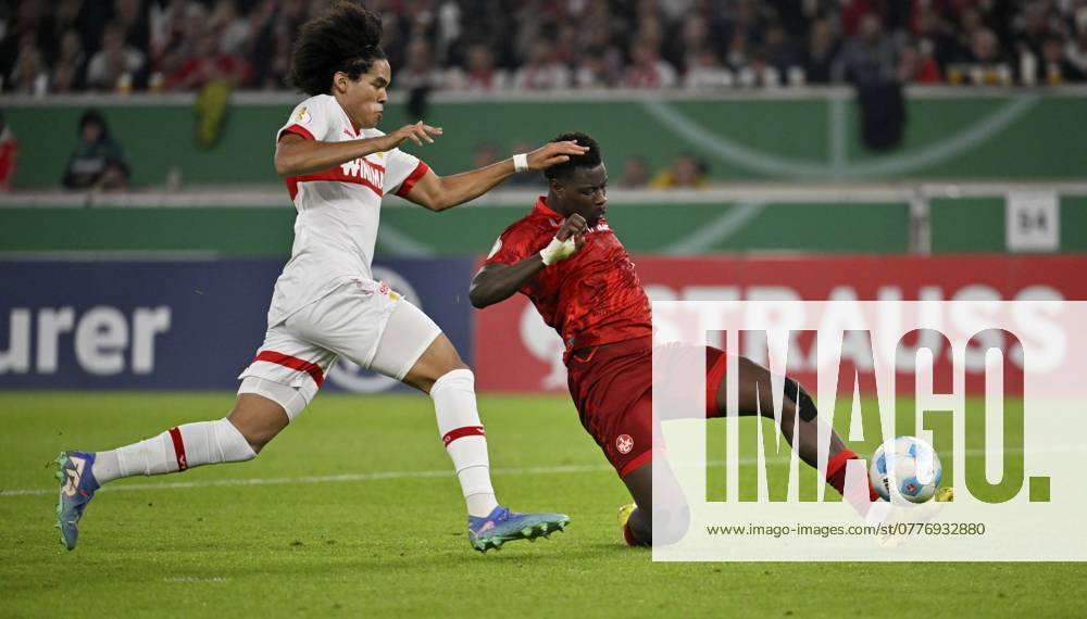 Strafraumszene, Torraumszene Torschuss Aktion Torchance Zweikampf, Aktion Ragnar Ache 1. FC Kaiserslautern FCK (09) gegen Anrie Chase VfB Stuttgart (45) MHPArena, MHP Arena Stuttgart, Baden-Württemberg, Deutschland, Europa Penalty area scene, Goal area scene Goal shot Action Goal chance Duel, Action Ragnar Ache 1. FC Kaiserslautern FCK (09) v Anrie Chase VfB Stuttgart (45) MHPArena, MHP Arena Stuttgart, Baden-Württemberg, Germany, Europe