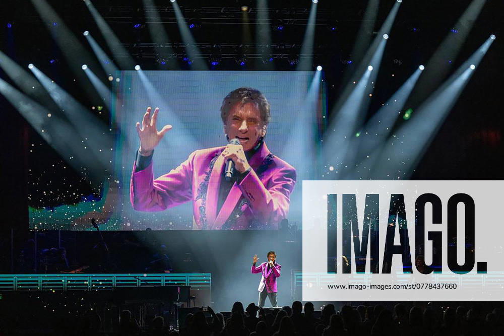 Barry Manilow performs at the T-Mobile Center in Kansas City, Missouri, on Aug. 25, 2024. - ZUMAm67_ 20240826_zaf_m67_032