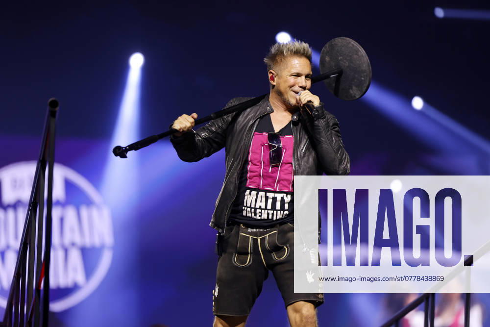 Musiker Matty Valentino bei dem Partyschlager-Event Mountain Mania (der größten Apres-Ski-Party seit Erfindung des Winters) in der Lanxess-Arena. Köln, 08.11.2024 NRW Deutschland