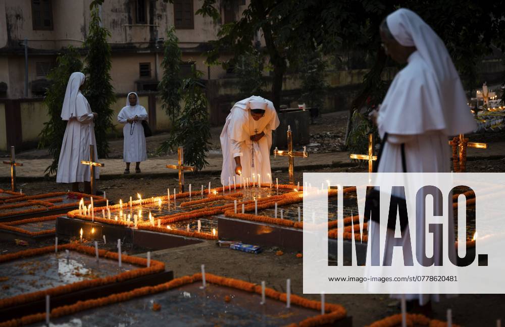 Nonnen sprechen am 2. November 2024 in Guwahati, Indien, Gebete am Grab während des Allerseelenfestes. Allerseelen ist ein christlicher Feiertag, an dem die Seelen der Verstorbenen geehrt und für sie gebetet wird, Asien Nuns offer prayers on the grave during the All souls day observation, in Guwahati, India on 2 November 2024. All Souls Day is a Christian holiday dedicated to honoring and praying for the souls of the departed