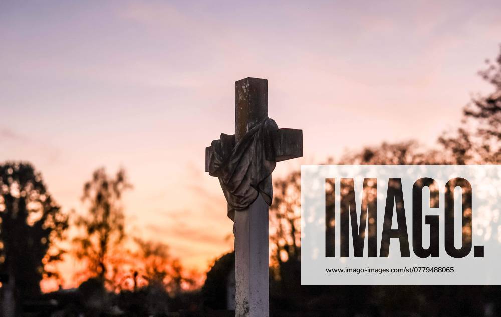 01.11..2024, Braunau am Inn, AUT, Unterwegs in der Oberösterreich, Fototermin, Themenbild, Verschiedene Themenbilder, Symbolbild, Friedhof, Stadtfriedhof Braunau, im Bild Friedhof, Grab, Gräber, Friedhof, Gesteck, Blumen, Blumenschmuck, Kreuz, Kruzifix, Jesu Christi, Allerheiligen, Engerl, Engel, Kerzen, Grab, Grablicht, Blumen, Symbolbild, Feature, Herbst 2024,