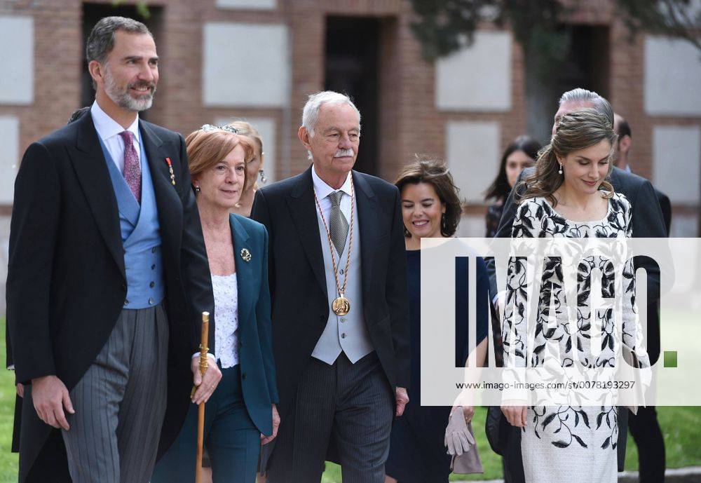 Spain s King Felipe VI (L), and Queen Letizia (R), next to Spanish writer Eduardo Mendoza (C), and his partner, Anna Soler (2L), at the end of the Miguel de Cervantes 2016 award ceremony at Alcala de Henares University, outskirts of Madrid, Spain, 20 April 2017. Mendoza has received this year s award. Cervantes Prize is annually awarded to honour the lifetime achievement of an outstanding writer in the Spanish language. SPANISH ROYAL COUPLE CHAIRS CERVANTES 2016 AWARD CEREMONY !ACHTUNG: NUR REDAKTIONELLE NUTZUNG!
