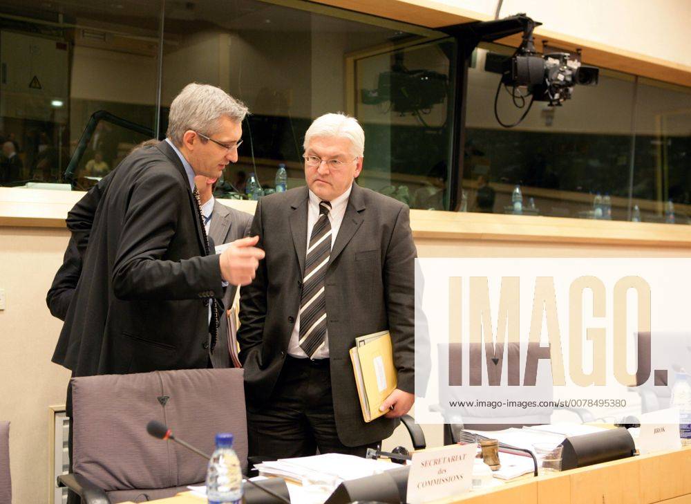 Frank-Walter STEINMEIER (l), SPD , Bundesaussenminister , Federal Minister for Foreign Affairs , und sein Pressesprecher Martin JÄGER nach einer Sitzung Auswaertiger Ausschuss des Europaparlaments . Bruessel , Belgien . 23.01.2007 , , , Bruessel Belgien