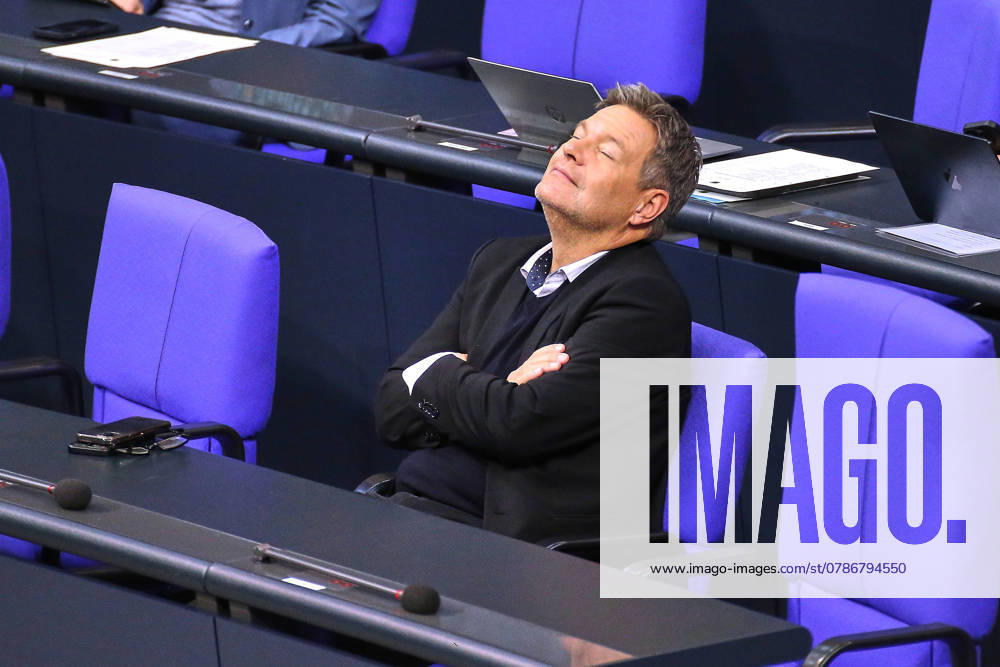 Berlin, Deutschland, 19.12.2024: Deutscher Bundestag: 207. Bundestagssitzung: Bundesminister für Wirtschaft und Klimaschutz Robert Habeck (Bündnis90 Die Grünen) lehnt sich mit verschränkten Armen zurück