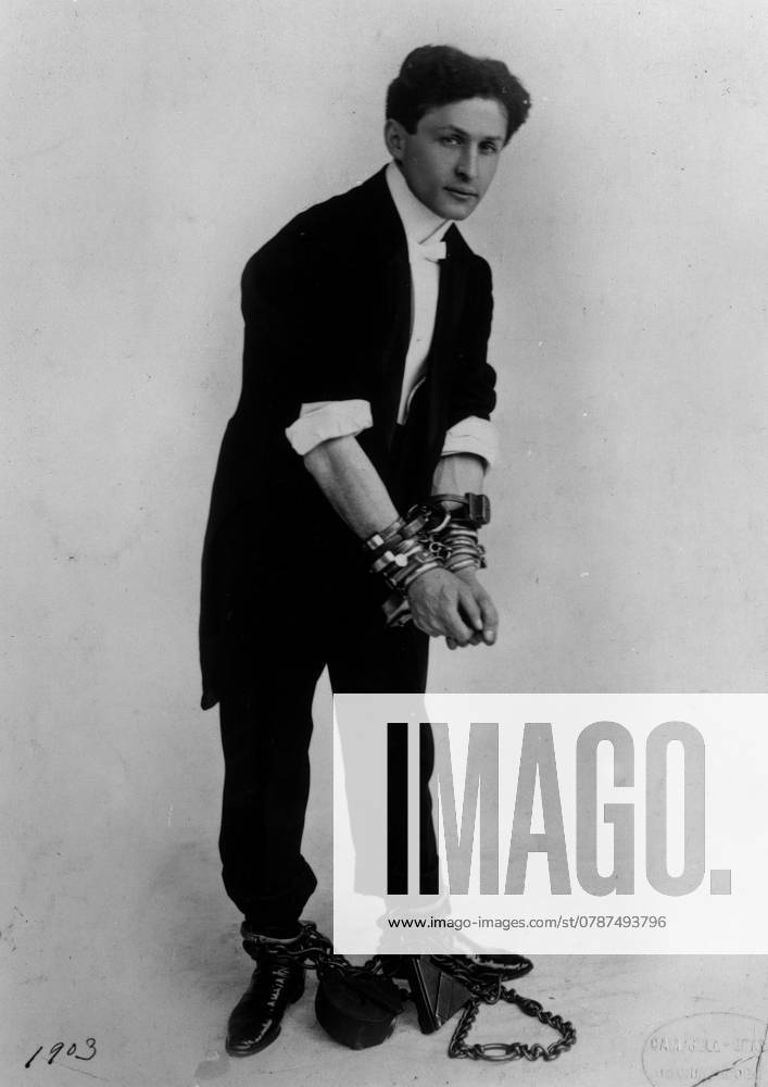 KRT US NEWS STORY SLUGGED: HOUIDINI KRT PHOTO FROM MORRIS YOUNG COLLECTION VIA MILWAUKEE JOURNAL SENTINEL (WISCONSIN AND CHICAGO OUT UNTIL 4 22 2004) (April 15) The Houdini Historical Center in magician Harry Houdini s hometown of Appleton, Wisconsin, is stirring up controversy with an exhibit that shows how one of his tricks, called Metamorphosis, is done. (gsb) 2004 USA