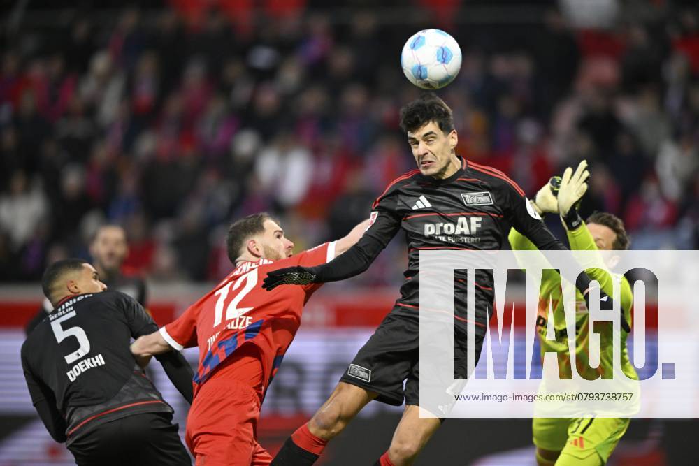 Strafraumszene, Torraumszene Kopfballduell Zweikampf Aktion Budu Zivzivadze Siwsiwadse 1. FC Heidenheim 1846 FCH (12) gegen Diogo Leite 1. FC Union Berlin FCU (04) Torwart Alexander Schwolow 1. FC Union Berlin FCU (37) Danilho Doekhi 1. FC Union Berlin FCU (05) Voith-Arena, Heidenheim, Baden-Württemberg, Deutschland, Europa Penalty area scene, goal area scene header duel duel action Budu Zivzivadze Siwsiwadse 1. FC Heidenheim 1846 FCH (12) against Diogo Leite 1. FC Union Berlin FCU (04) Goalkeeper Alexander Schwolow 1. FC Union Berlin FCU (37) Danilho Doekhi 1. FC Union Berlin FCU (05) Voith-Arena, Heidenheim, Baden-Württemberg, Germany, Europe