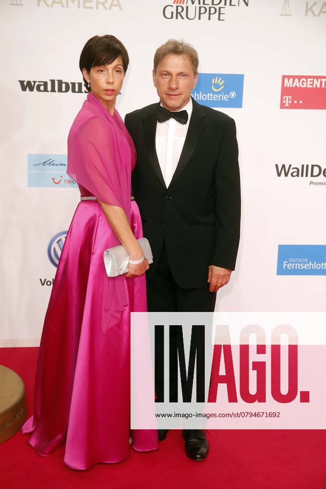 Richy Müller mit Ehefrau Christl Stumhofer bei der Goldene Kamera 2019 in Berlin, Preisverleihung, Roter Teppich, Berlin Deutschland, Germany