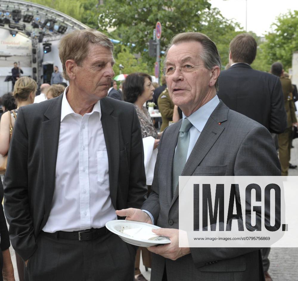Franz Muentefering und Klaus Bresser beim Sommerfest der NRW-Landesvertretung in BerlinPhotos: Zinken, 05.07.2010 Berlin Germany, Deutschland